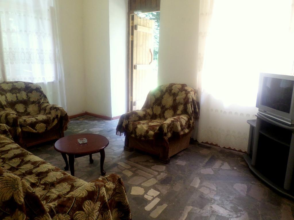 Guest House Sen Дилиян Екстериор снимка
